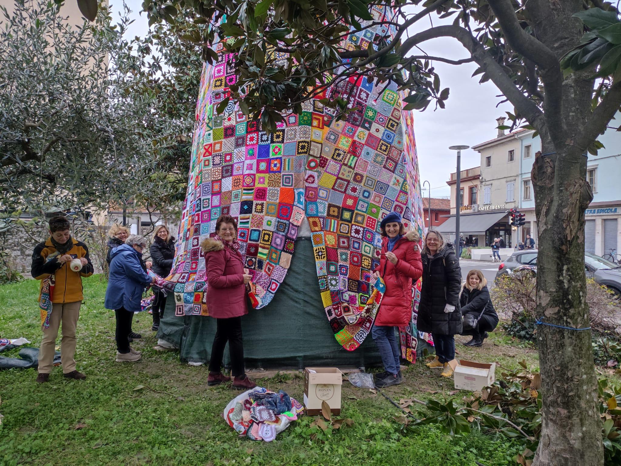 Copertina per Ronchi svela l'albero di Natale vestito all'uncinetto, usati 3.200 pezzi